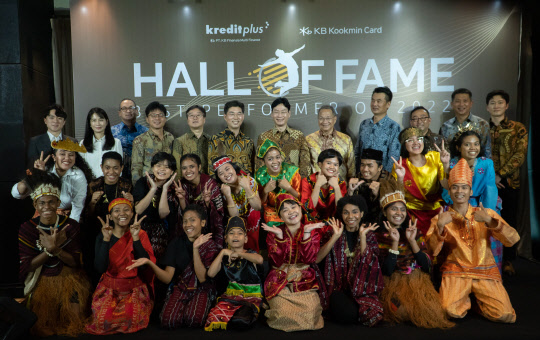 지난 15일(현지시간) 인도네시아 현지 법인 KB FMF 본사에서 열린 우수 직원 시상식 후 이창권 KB국민카드 사장이 임직원과 함께 기념 촬영하고 있다. KB국민카드 제공